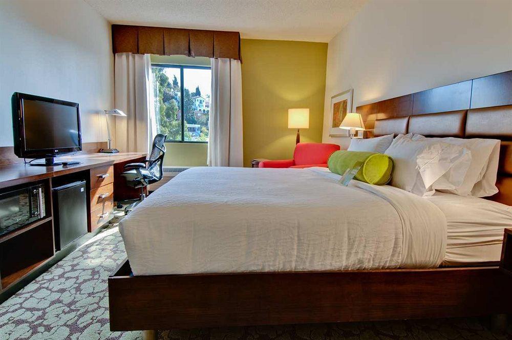 Hilton Garden Inn Los Angeles / Hollywood Bagian luar foto