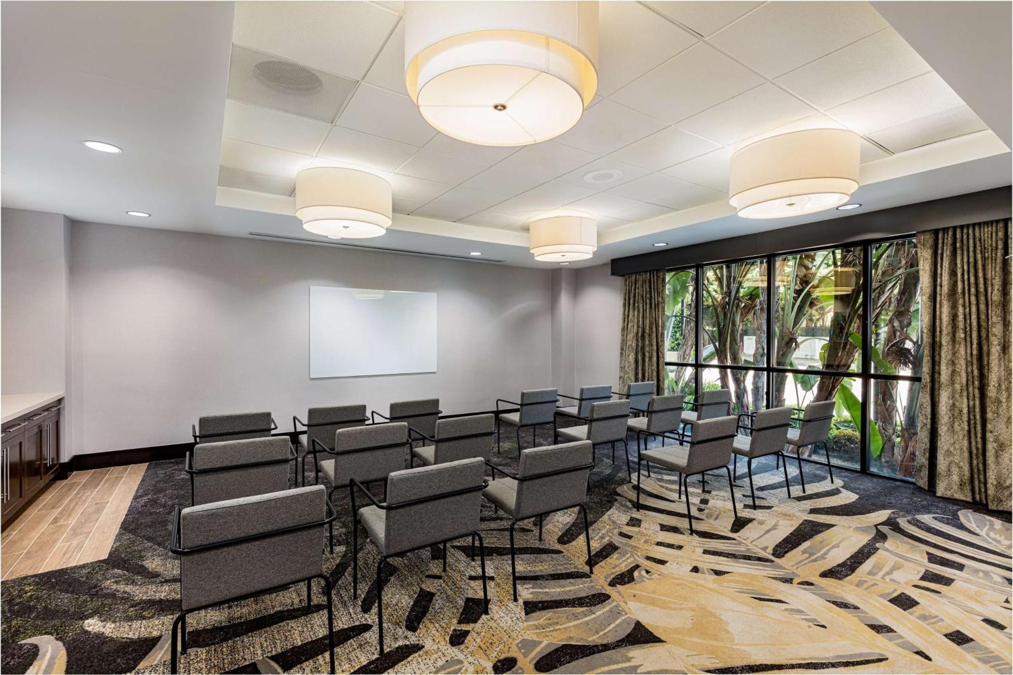 Hilton Garden Inn Los Angeles / Hollywood Bagian luar foto
