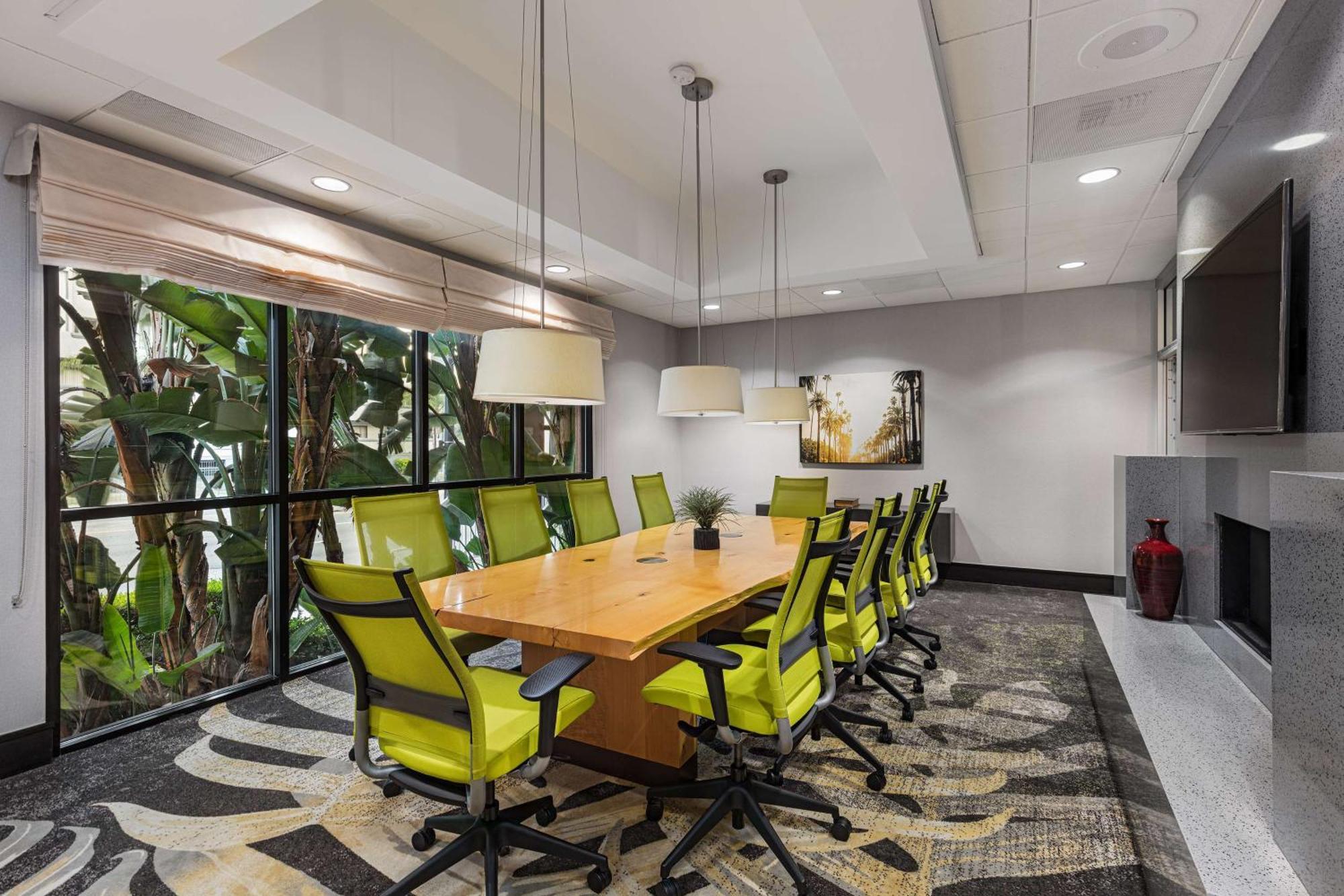 Hilton Garden Inn Los Angeles / Hollywood Bagian luar foto